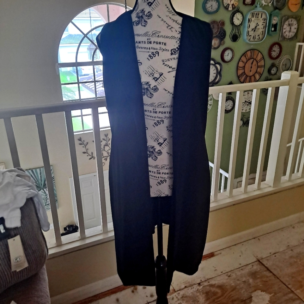 Stylish Black Sleeveless Cardigan